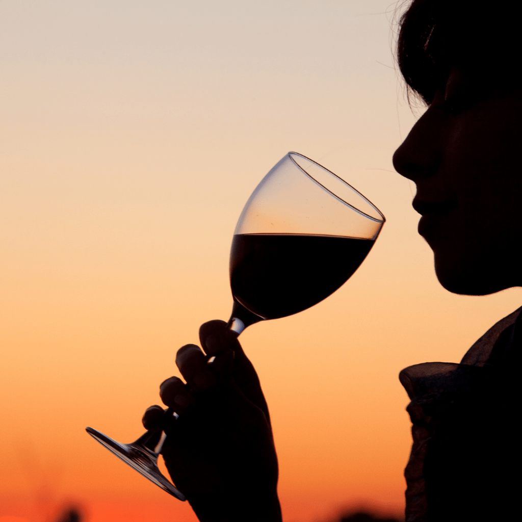 Mujer tomando alcohol
