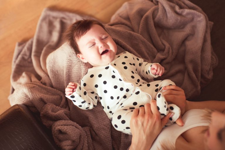 bebe llorando por problemas estomacales de reflujo
